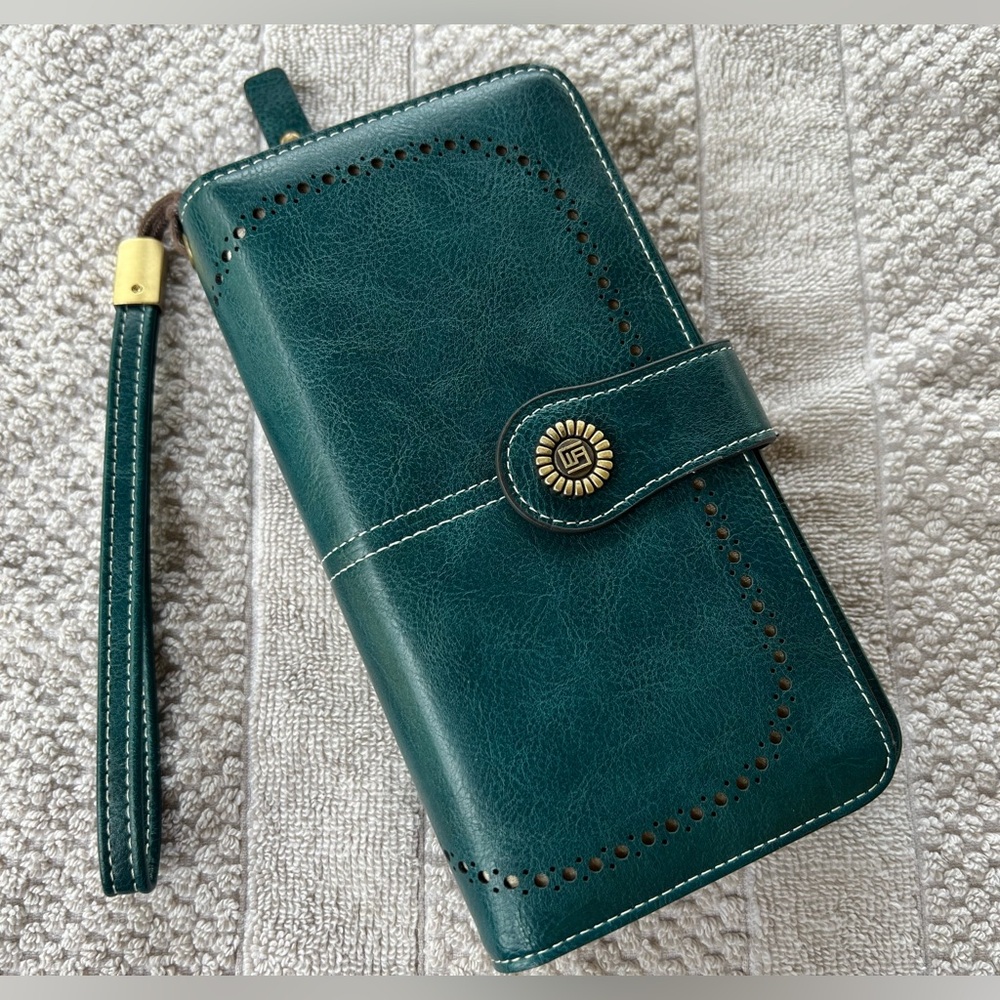 NWOT Ladies Charm Infinite Blue Green Leather Wristlet Wallet